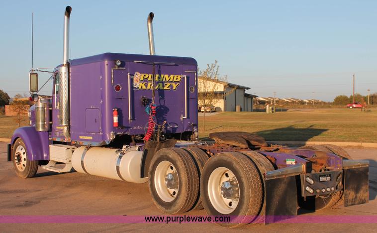 image for item H8080 1999 Freightliner FLD120 semi truck