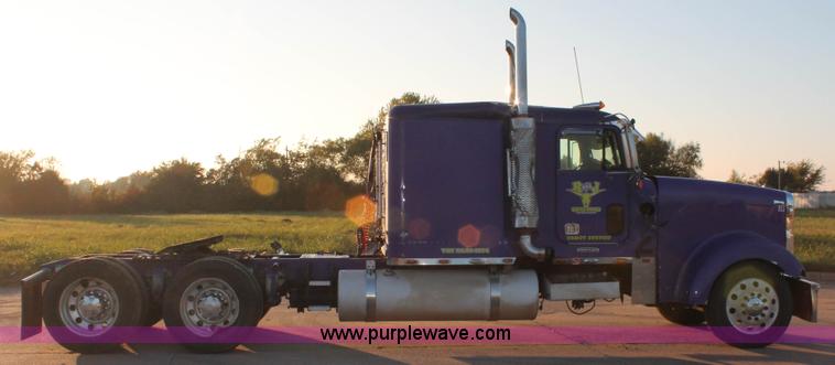 image for item H8080 1999 Freightliner FLD120 semi truck