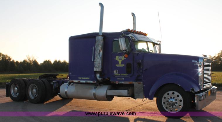 image for item H8080 1999 Freightliner FLD120 semi truck