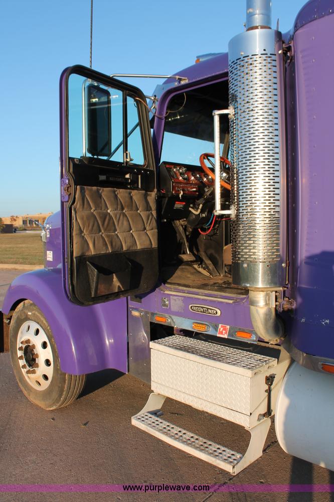 image for item H8080 1999 Freightliner FLD120 semi truck