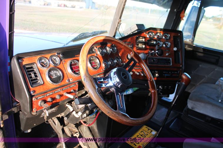 image for item H8080 1999 Freightliner FLD120 semi truck