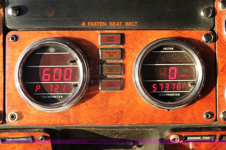 image for item H8080 1999 Freightliner FLD120 semi truck