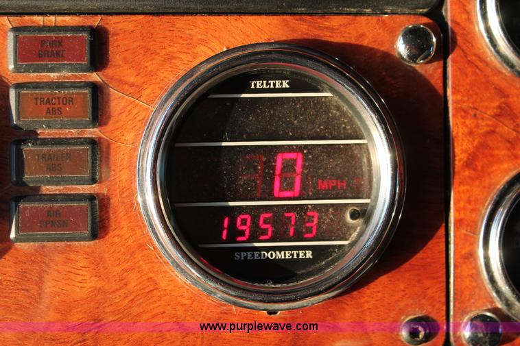 image for item H8080 1999 Freightliner FLD120 semi truck