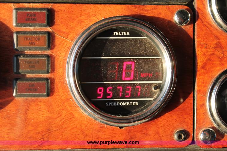 image for item H8080 1999 Freightliner FLD120 semi truck