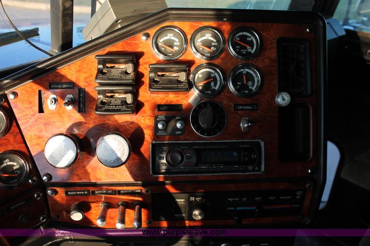 image for item H8080 1999 Freightliner FLD120 semi truck