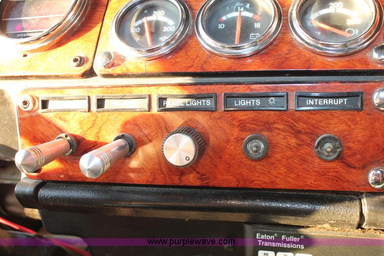 image for item H8080 1999 Freightliner FLD120 semi truck