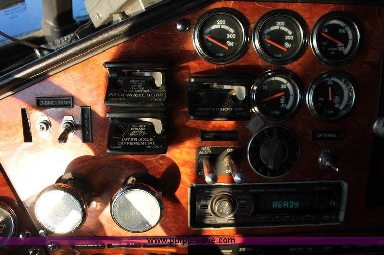 image for item H8080 1999 Freightliner FLD120 semi truck