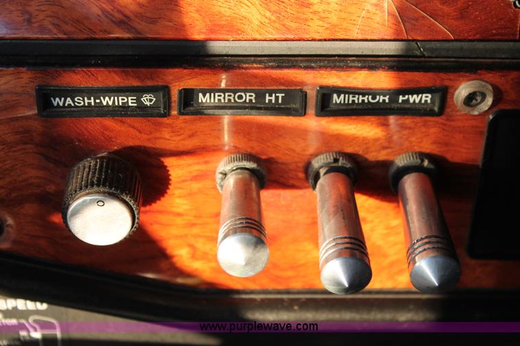 image for item H8080 1999 Freightliner FLD120 semi truck