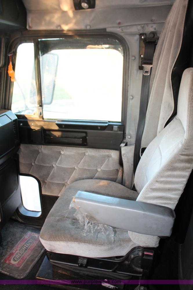 image for item H8080 1999 Freightliner FLD120 semi truck