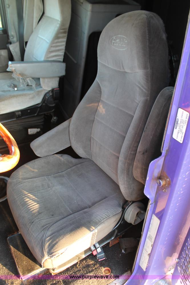 image for item H8080 1999 Freightliner FLD120 semi truck