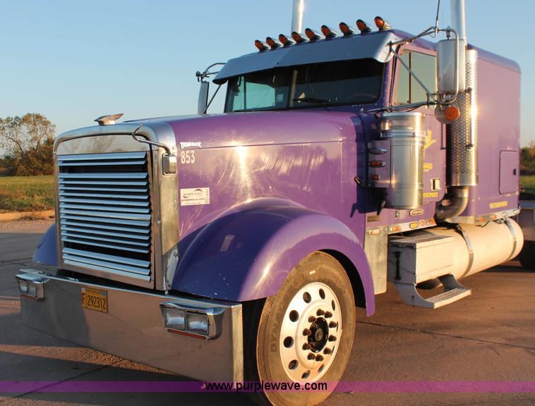 image for item H8080 1999 Freightliner FLD120 semi truck