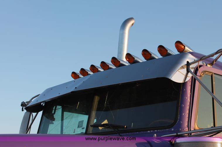 image for item H8080 1999 Freightliner FLD120 semi truck