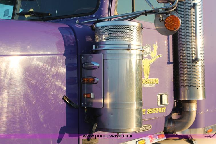 image for item H8080 1999 Freightliner FLD120 semi truck