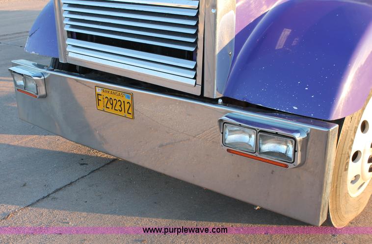 image for item H8080 1999 Freightliner FLD120 semi truck