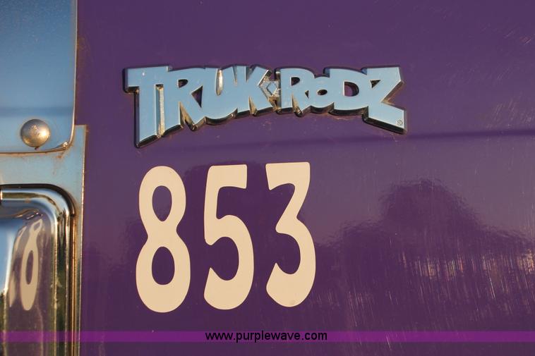 image for item H8080 1999 Freightliner FLD120 semi truck