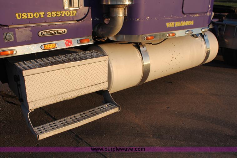 image for item H8080 1999 Freightliner FLD120 semi truck