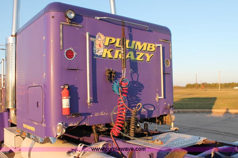 image for item H8080 1999 Freightliner FLD120 semi truck