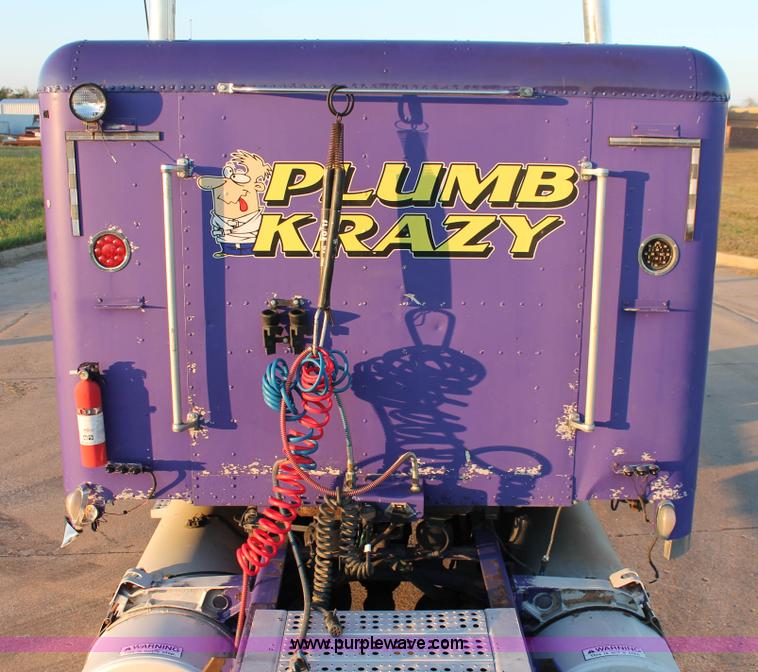 image for item H8080 1999 Freightliner FLD120 semi truck