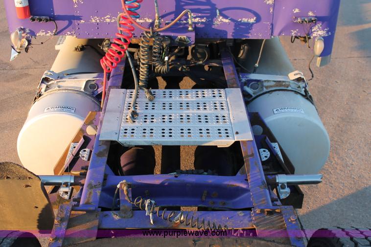 image for item H8080 1999 Freightliner FLD120 semi truck