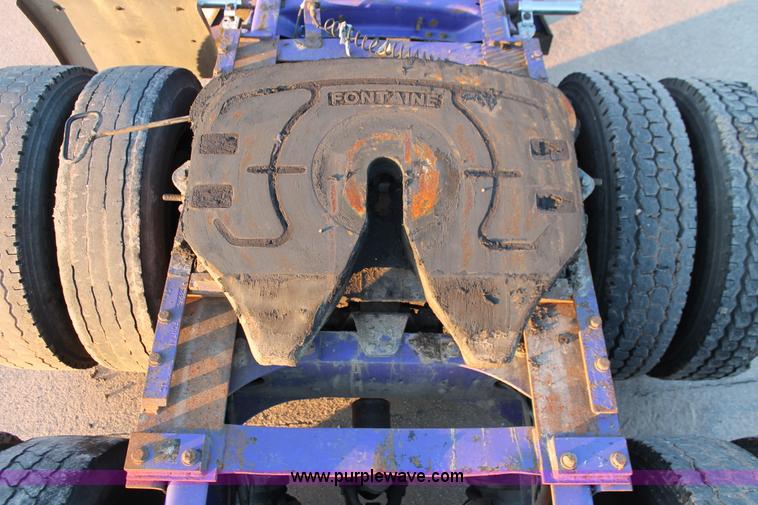 image for item H8080 1999 Freightliner FLD120 semi truck