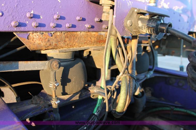 image for item H8080 1999 Freightliner FLD120 semi truck