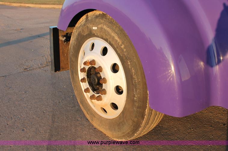 image for item H8080 1999 Freightliner FLD120 semi truck