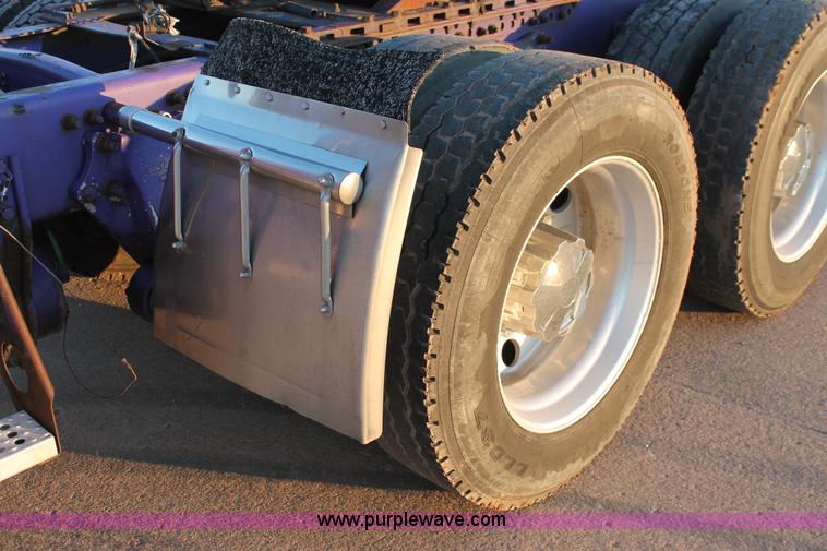 image for item H8080 1999 Freightliner FLD120 semi truck