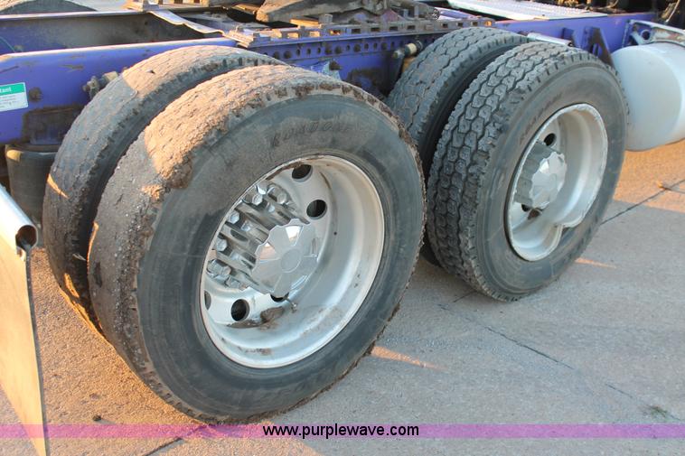 image for item H8080 1999 Freightliner FLD120 semi truck