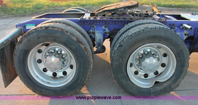 image for item H8080 1999 Freightliner FLD120 semi truck