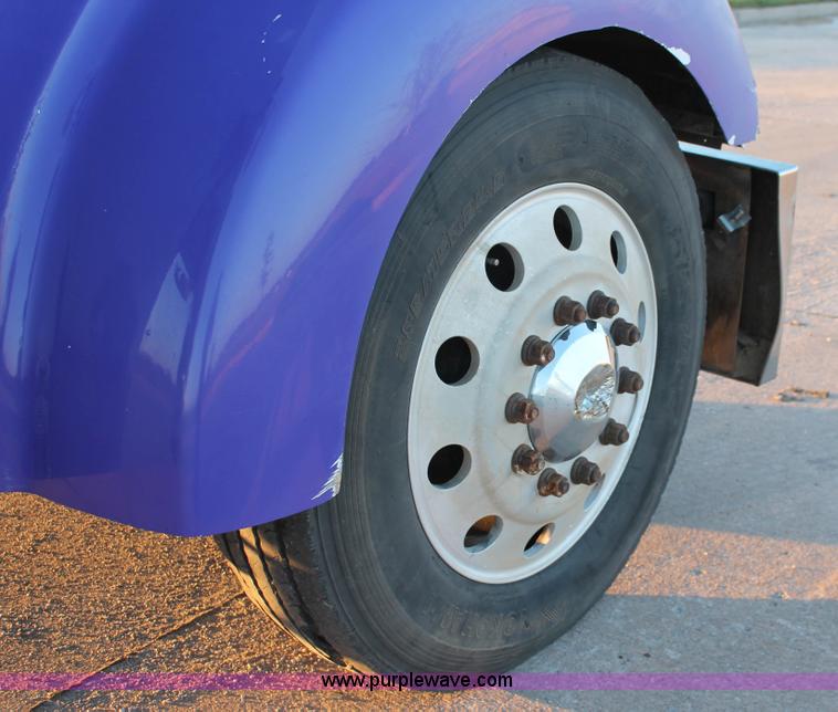 image for item H8080 1999 Freightliner FLD120 semi truck