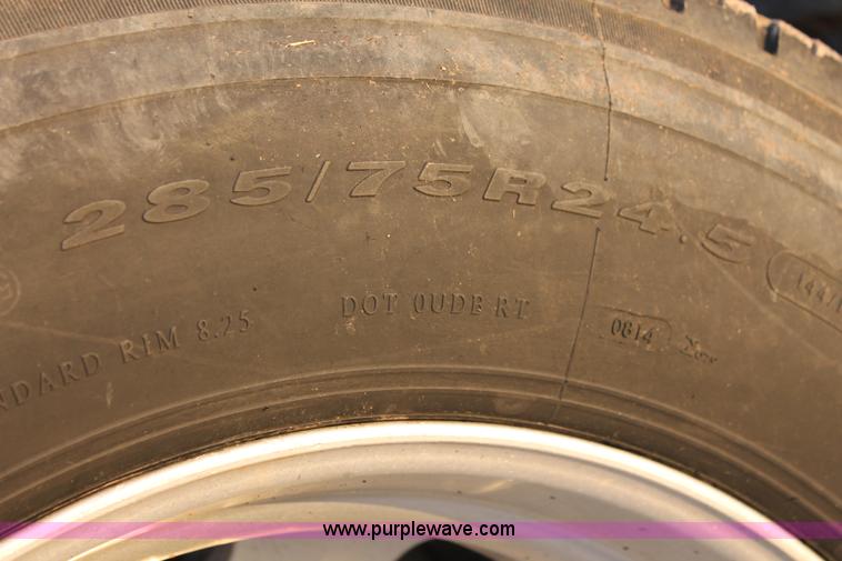 image for item H8080 1999 Freightliner FLD120 semi truck