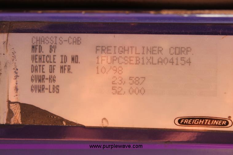 image for item H8080 1999 Freightliner FLD120 semi truck
