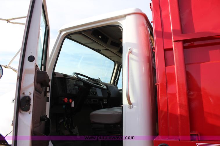 image for item J4365 2001 International 4700 dump truck