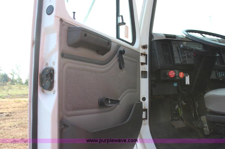 image for item J4365 2001 International 4700 dump truck