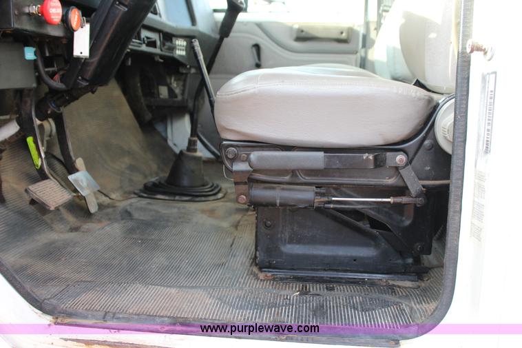 image for item J4365 2001 International 4700 dump truck