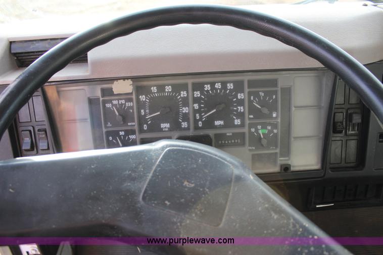 image for item J4365 2001 International 4700 dump truck