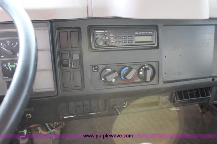 image for item J4365 2001 International 4700 dump truck