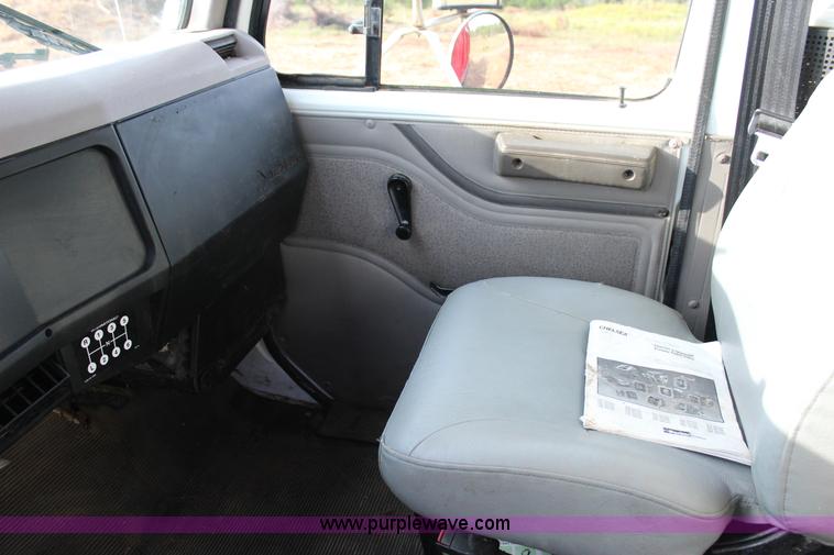 image for item J4365 2001 International 4700 dump truck