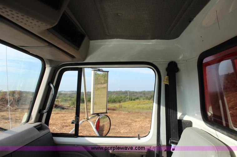 image for item J4365 2001 International 4700 dump truck