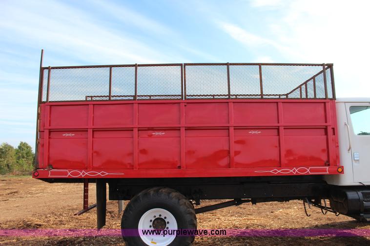 image for item J4365 2001 International 4700 dump truck