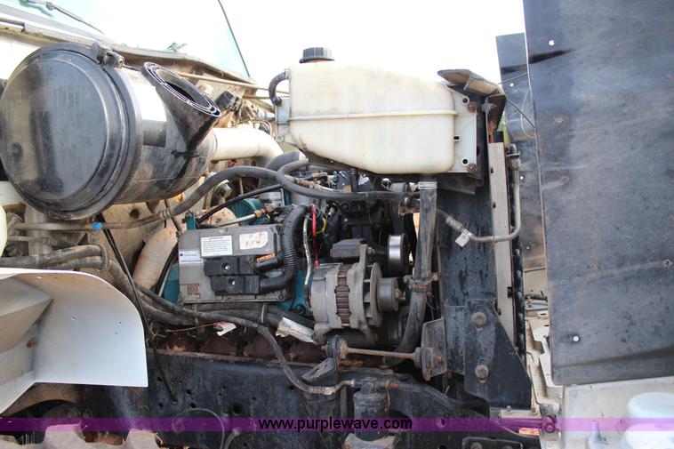 image for item J4365 2001 International 4700 dump truck