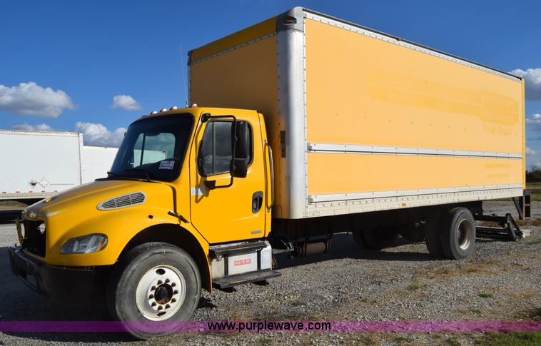image for item J7010 2006 Freightliner Business Class M2 box truck