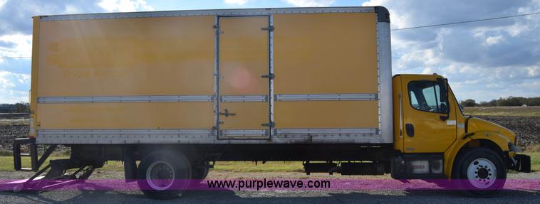 image for item J7010 2006 Freightliner Business Class M2 box truck