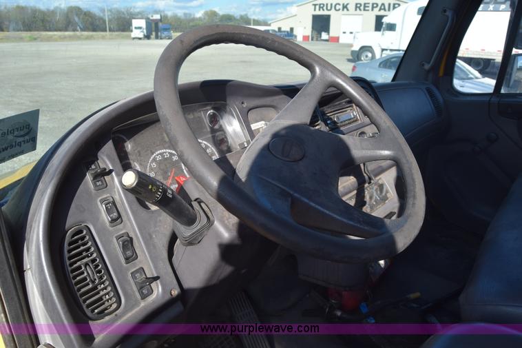 image for item J7010 2006 Freightliner Business Class M2 box truck