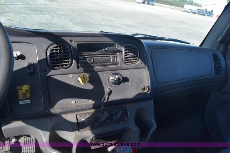 image for item J7010 2006 Freightliner Business Class M2 box truck