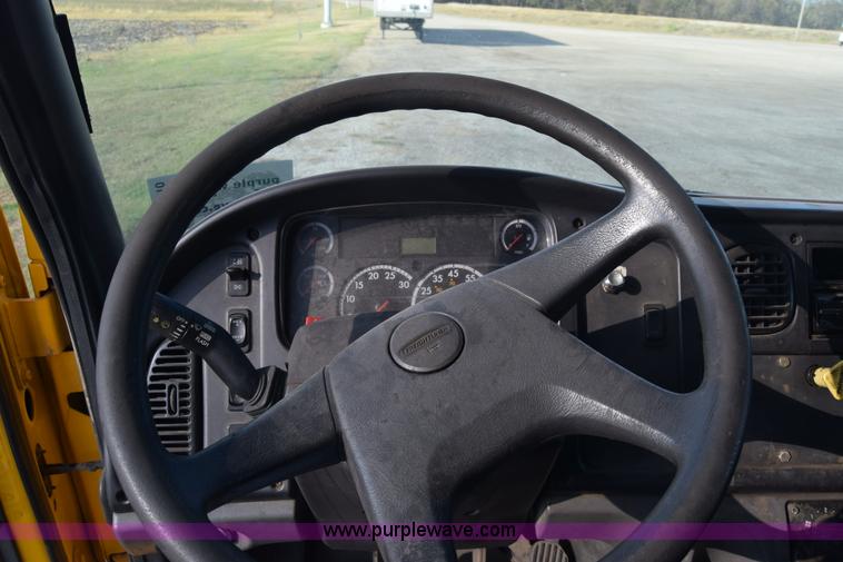 image for item J7010 2006 Freightliner Business Class M2 box truck