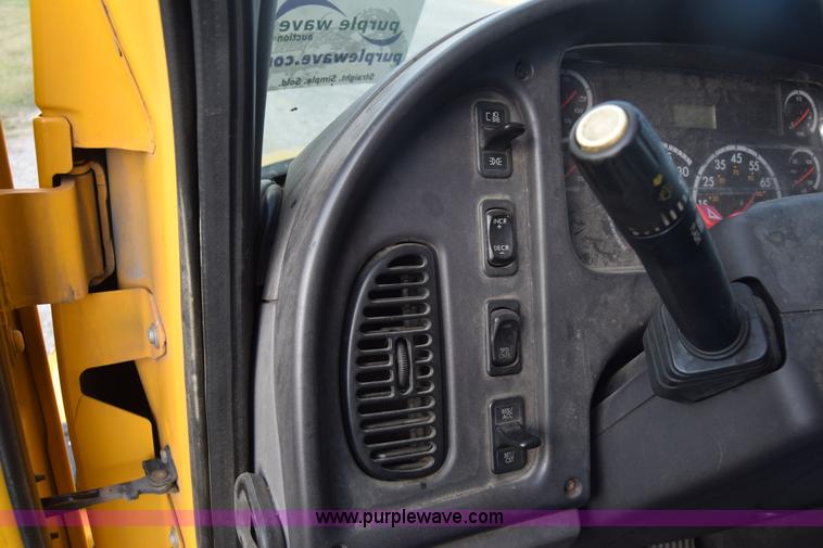 image for item J7010 2006 Freightliner Business Class M2 box truck