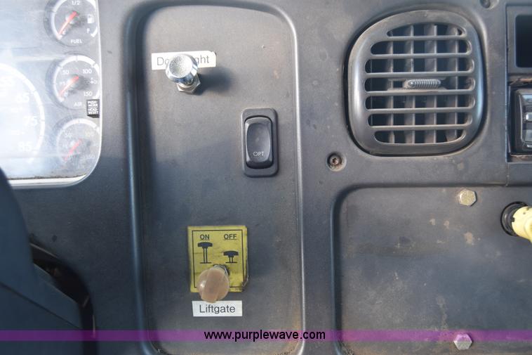 image for item J7010 2006 Freightliner Business Class M2 box truck