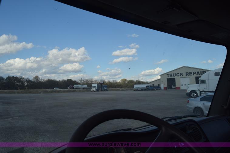 image for item J7010 2006 Freightliner Business Class M2 box truck