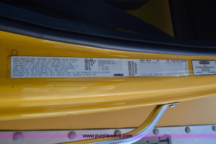 image for item J7010 2006 Freightliner Business Class M2 box truck